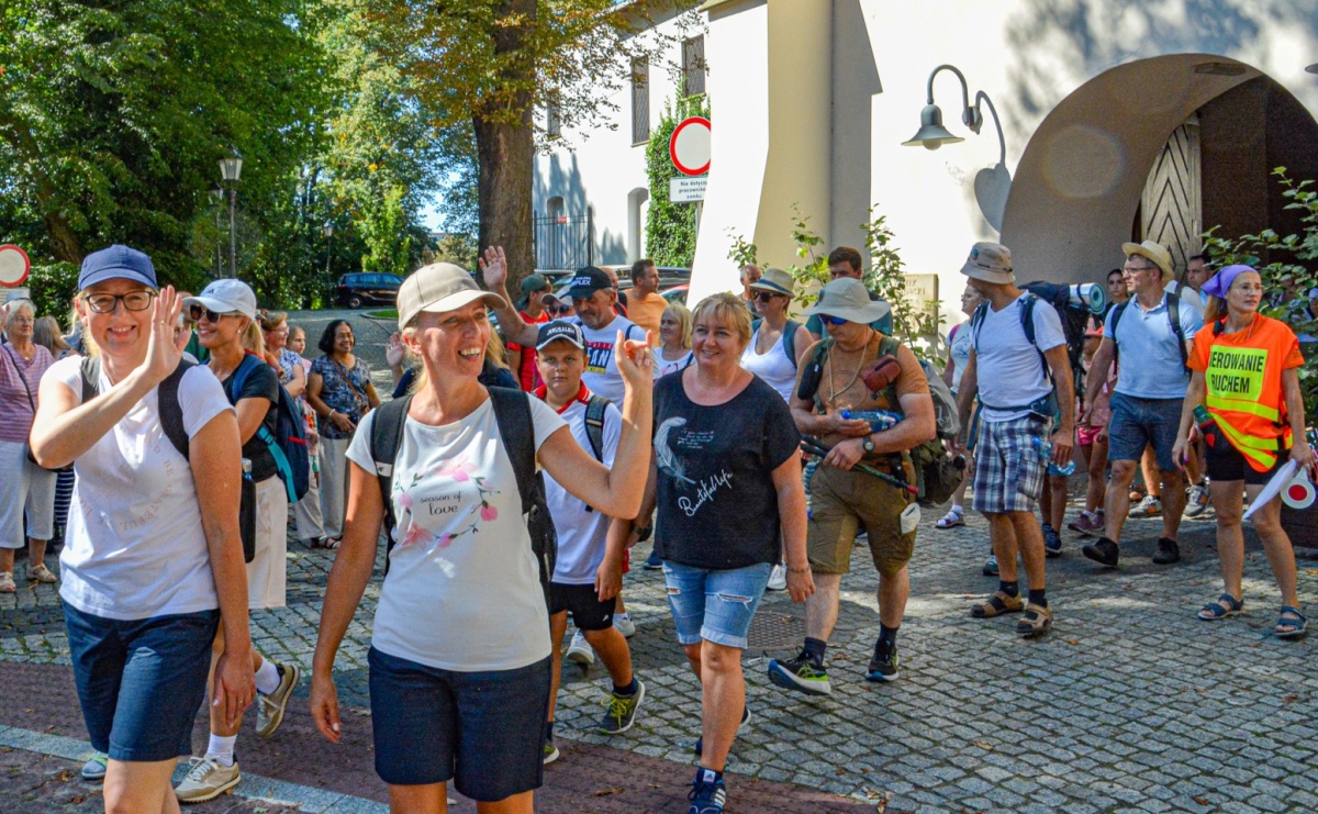 Z zamku wyruszyła pielgrzymka na Jasną Górę [FOTO i WIDEO] - Serwis informacyjny z Raciborza - naszraciborz.pl