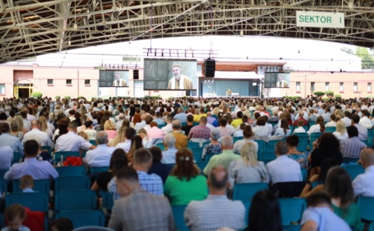 27 tysięcy obecnych i 194 ochrzczonych podczas 7 kongresów Świadków Jehowy w Sosnowcu - Serwis informacyjny z Raciborza - naszraciborz.pl