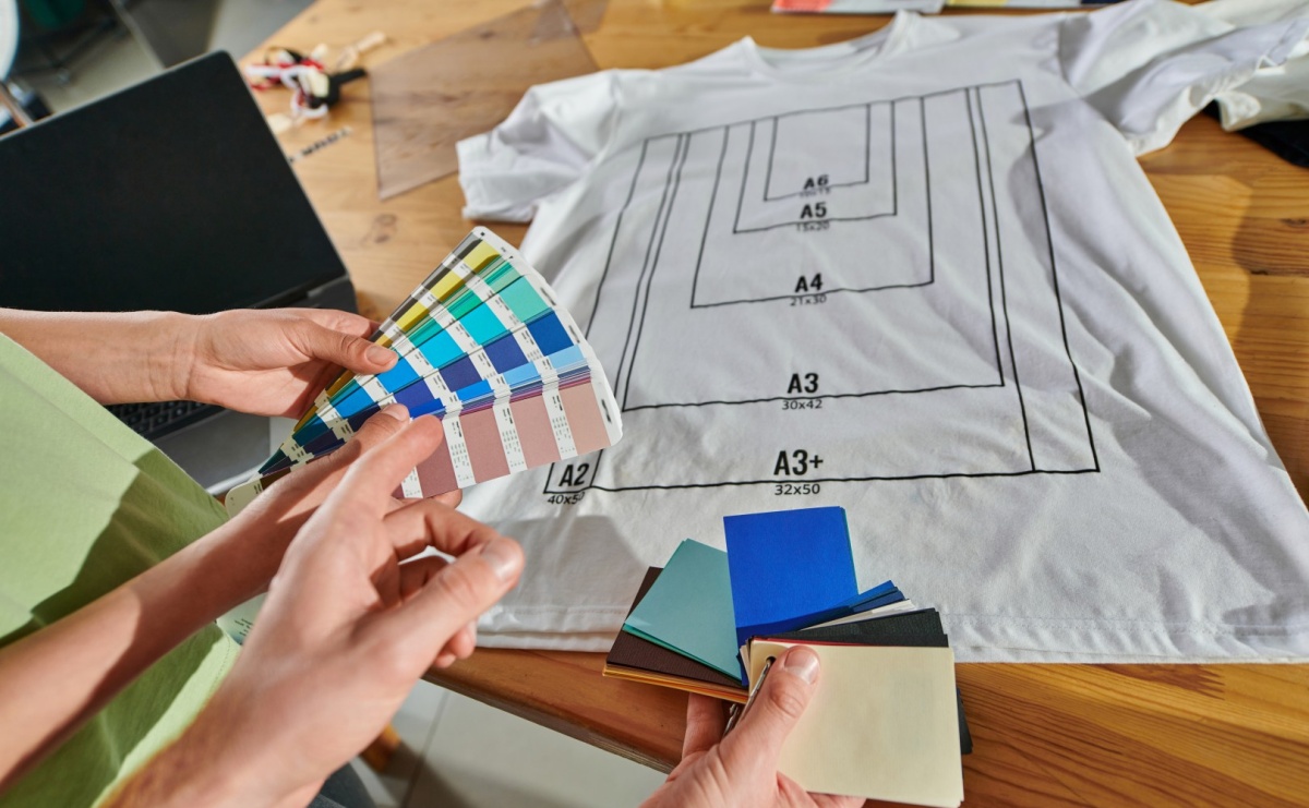 T-shirt z logo firmy: Koszulki dla Twoich pracowników sposobem na reklamę firmy - Serwis informacyjny z Raciborza - naszraciborz.pl