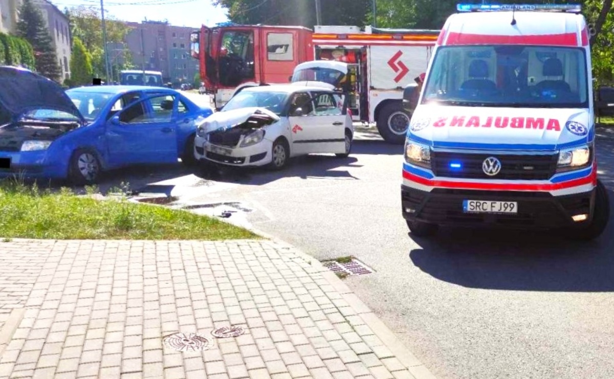 Zderzenie na skrzyżowaniu Królewskiej z Cecylii. Kierujące pojazdami trafiły do szpitala - Serwis informacyjny z Raciborza - naszraciborz.pl