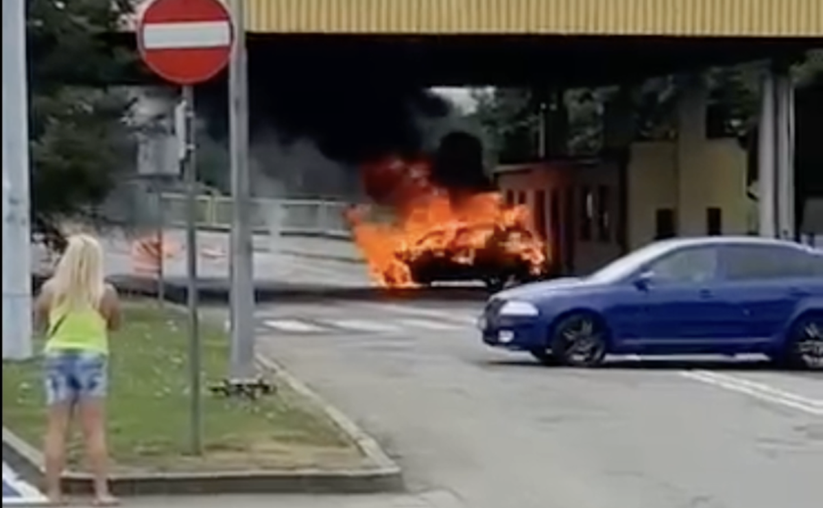 Pożar renault na terenie starego przejścia Chałupki-Bohumin [FOTO i WIDEO] - Serwis informacyjny z Raciborza - naszraciborz.pl