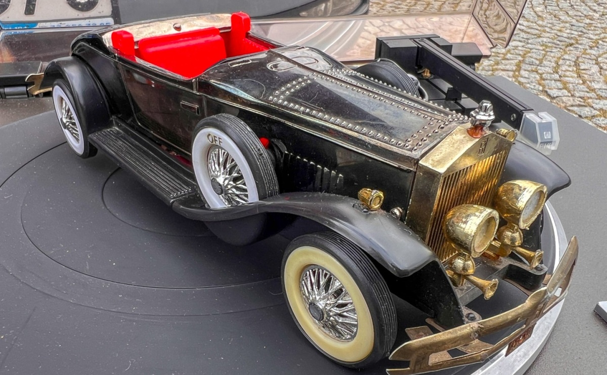 Radyjko z Hong Kongu i inne ciekawostki z jarmarku staroci - Serwis informacyjny z Raciborza - naszraciborz.pl