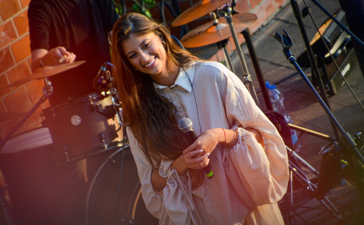 Długie Lato w Portofino – koncert debiutancki Julii Georges w scenerii zamku - Serwis informacyjny z Raciborza - naszraciborz.pl