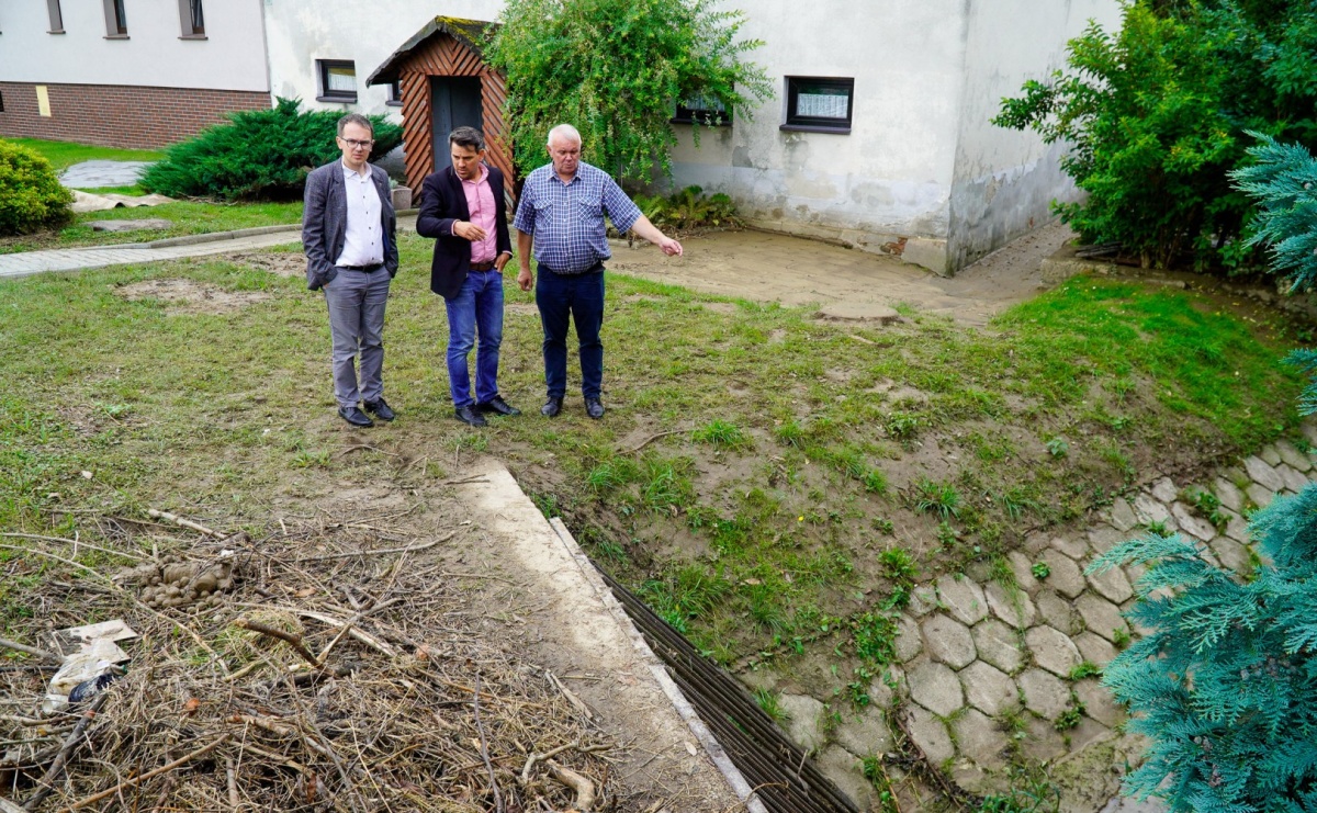 Służby miejskie porządkują ulice po weekendowych ulewach. Zebrał się Gminny Zespół Zarządzania Kryzysowego - Serwis informacyjny z Raciborza - naszraciborz.pl