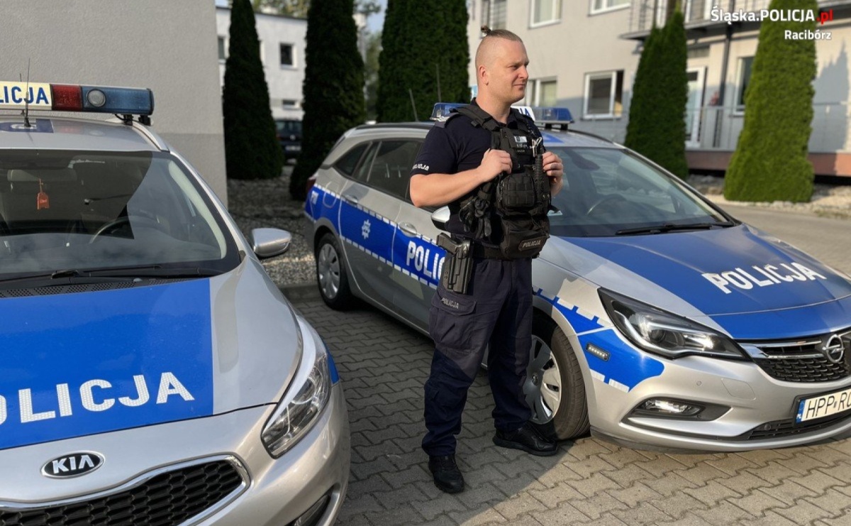 Starszy mężczyzna przewrócił się i wbił sobie nóż w rękę. Jego życie uratowali policjanci - Serwis informacyjny z Raciborza - naszraciborz.pl