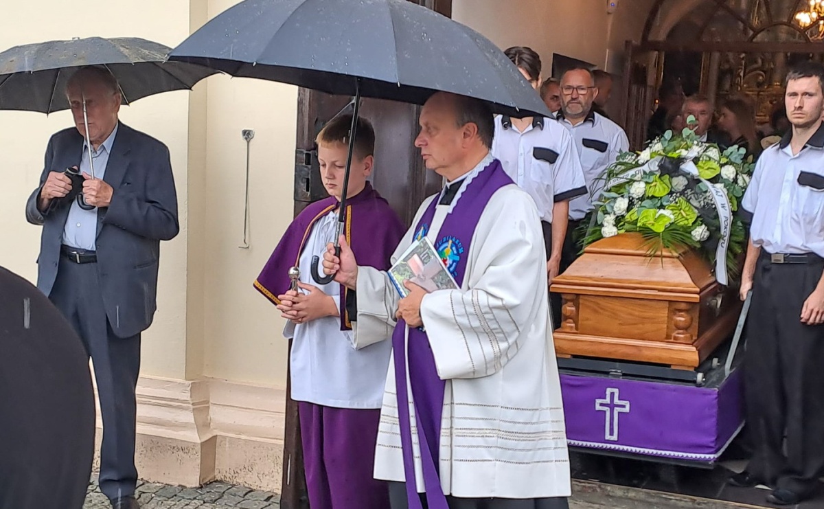 Ostatnie pożegnanie Artura Krzykały – samorządowca, działacza na rzecz środowiska niepełnosprawnych, pasjonata futbolu [WIDEO] - Serwis informacyjny z Raciborza - naszraciborz.pl