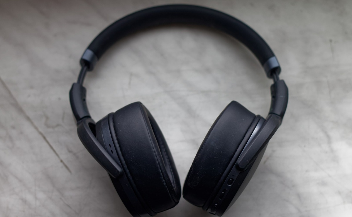 Jak działają słuchawki bezprzewodowe? Przewodnik po technologii i innowacjach w świecie audio - Serwis informacyjny z Raciborza - naszraciborz.pl