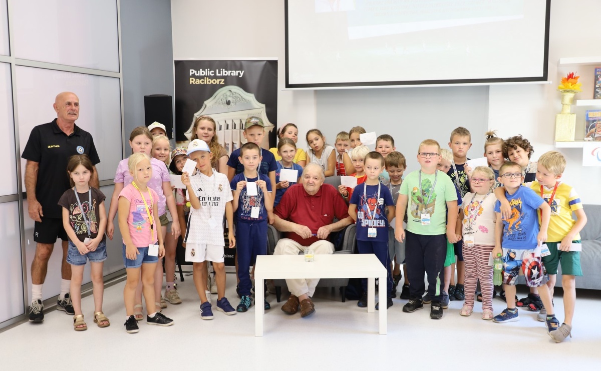 Legenda polskiego futbolu z wizytą w raciborskiej bibliotece - Serwis informacyjny z Raciborza - naszraciborz.pl