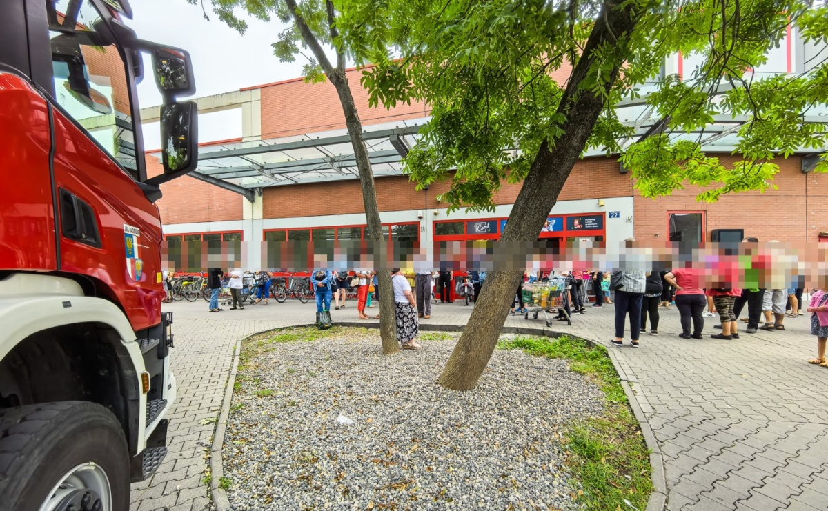 Strażacka akcja w markecie Kaufland. Ewakuacja klientów i pracowników [FOTO] - Serwis informacyjny z Raciborza - naszraciborz.pl