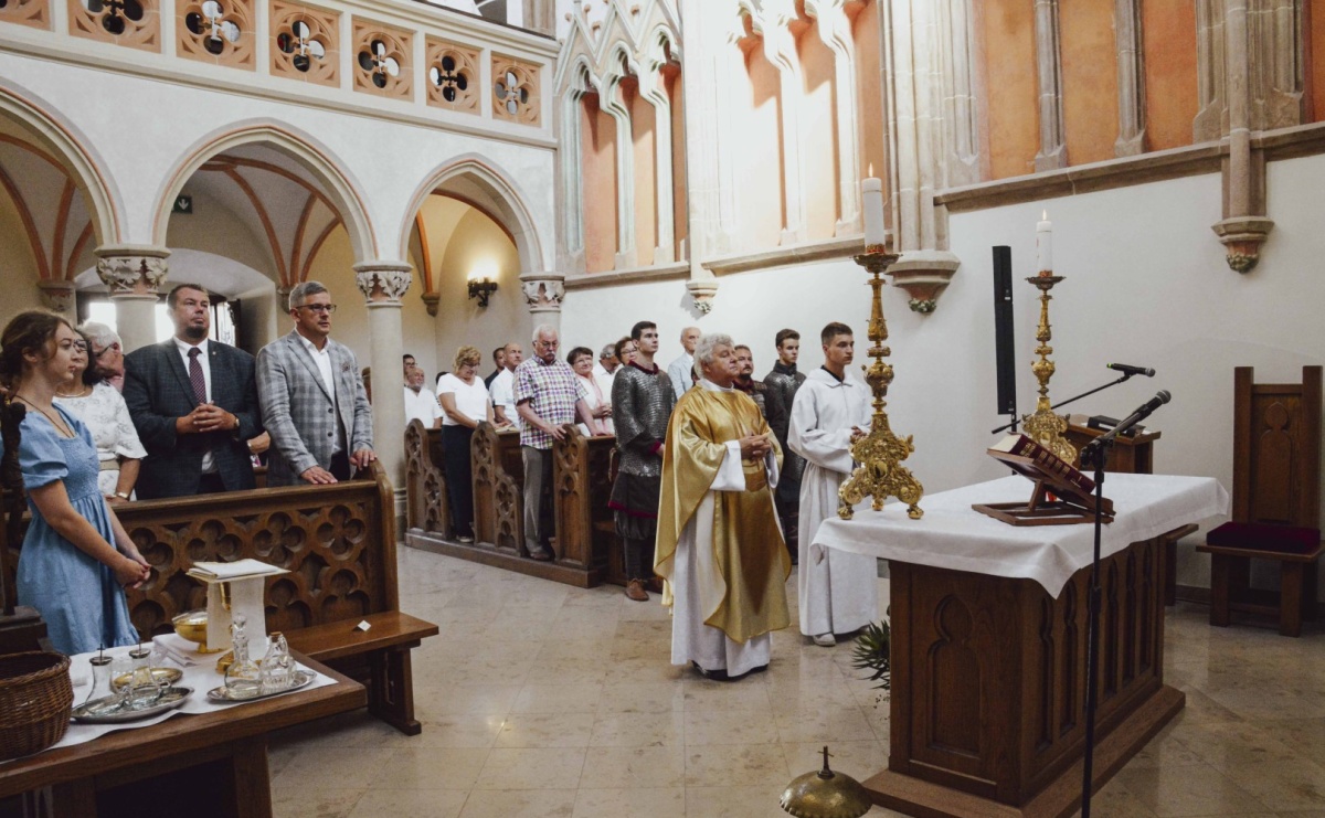 Ponad sto osób na pierwszej od lat Mszy św. w zamkowej kaplicy [FOTO i WIDEO] - Serwis informacyjny z Raciborza - naszraciborz.pl