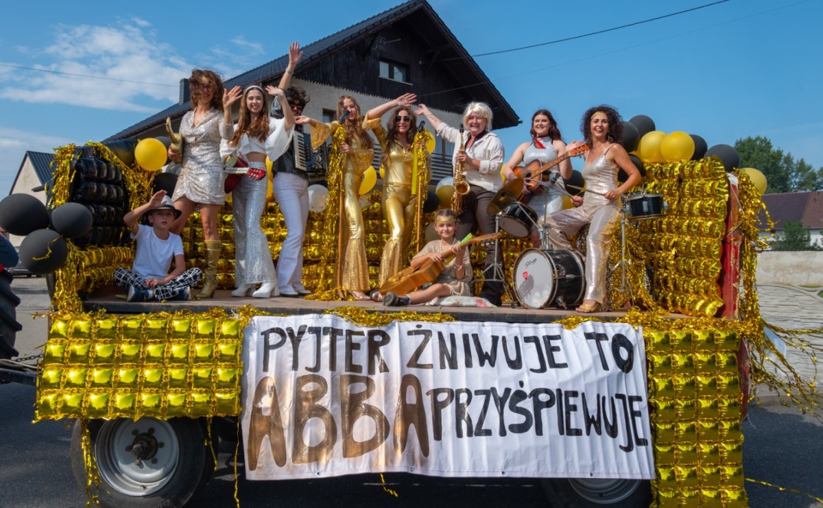 Święto plonów w Roszkowie. Olimpijki, Abba i smerfy - Serwis informacyjny z Raciborza - naszraciborz.pl