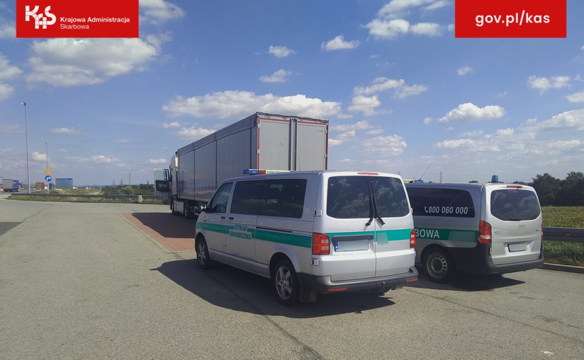 Funkcjonariusze KAS zatrzymali kierowcę ciężarówki bez uprawnień. Prawo jazdy, wiza, karta pobytu były nieważne - Serwis informacyjny z Raciborza - naszraciborz.pl