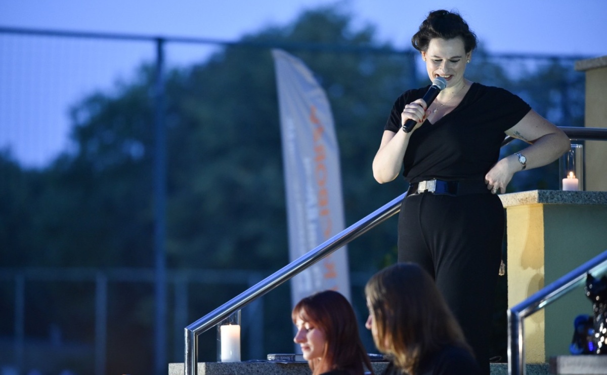 Ah, kultura! Teatr Wodzisławskiej Ulicy na schodach raciborskiej książnicy - Serwis informacyjny z Raciborza - naszraciborz.pl