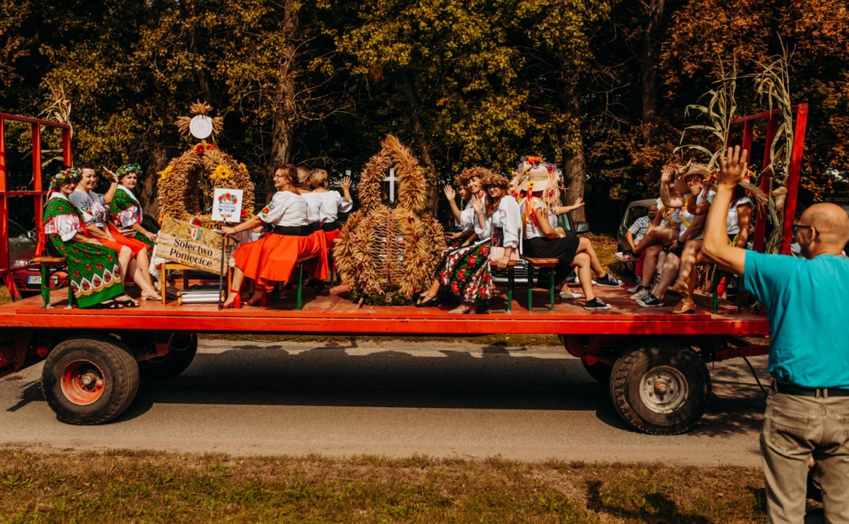 Gmina Rudnik świętuje w Modzurowie: Przez wieś przejechał korowód maszyn - Serwis informacyjny z Raciborza - naszraciborz.pl