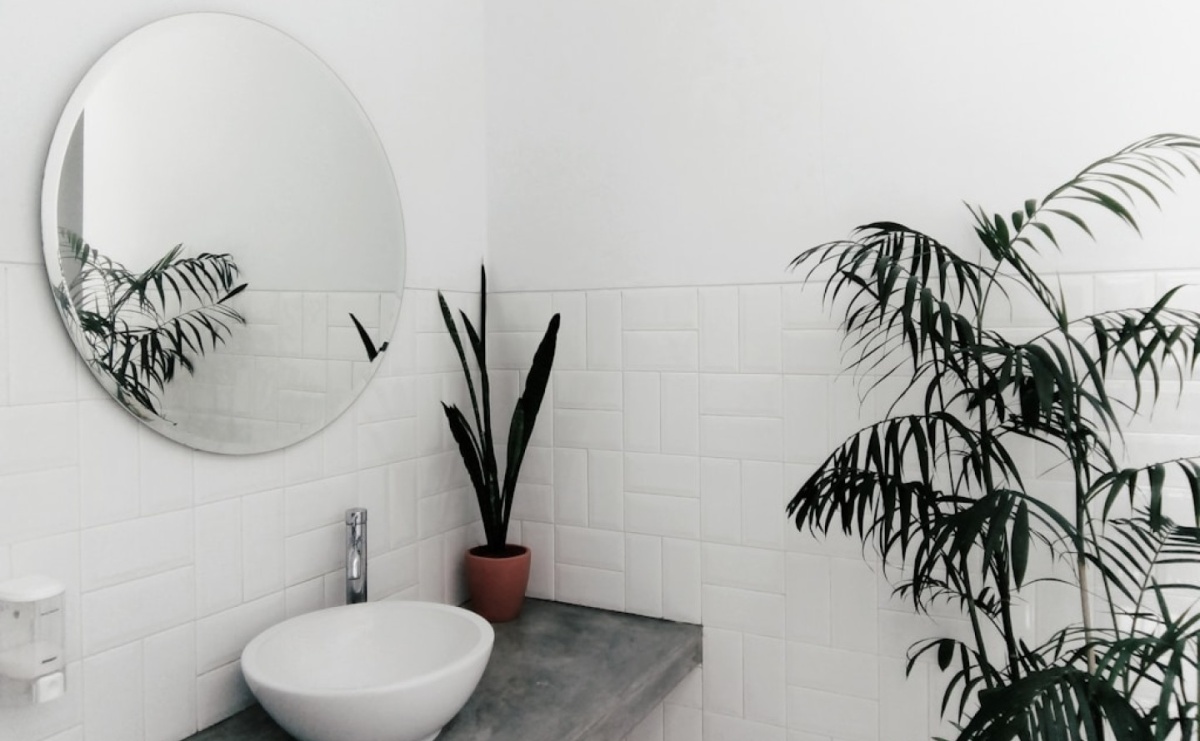 Sztuczne kwiaty w łazience. Sposób na podkręcenie aranżacji czy zwykły kicz? - Serwis informacyjny z Raciborza - naszraciborz.pl