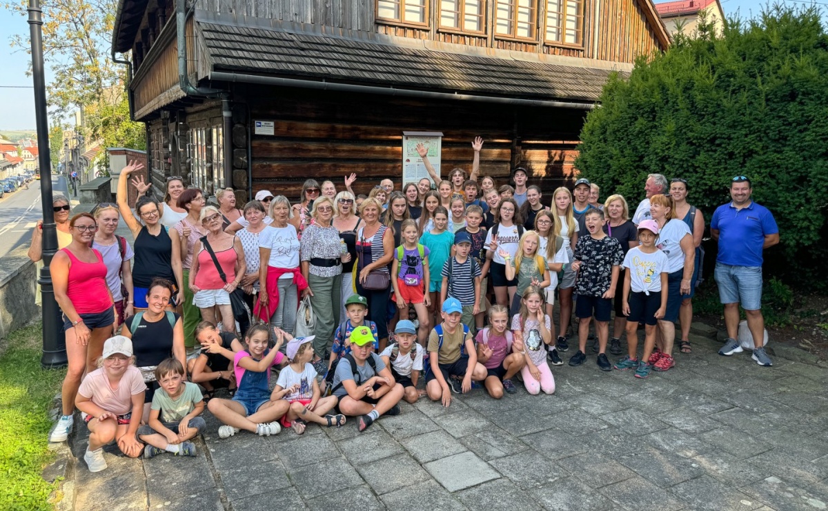 Zespoły folklorystyczne z Raciborza i czeskiej Opawy na wspólnej wycieczce w Beskidzie Śląskim - Serwis informacyjny z Raciborza - naszraciborz.pl