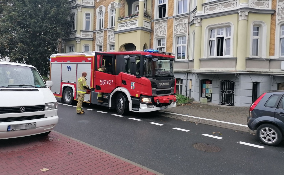 Dym spod samochodu przy Sienkiewicza - Serwis informacyjny z Raciborza - naszraciborz.pl