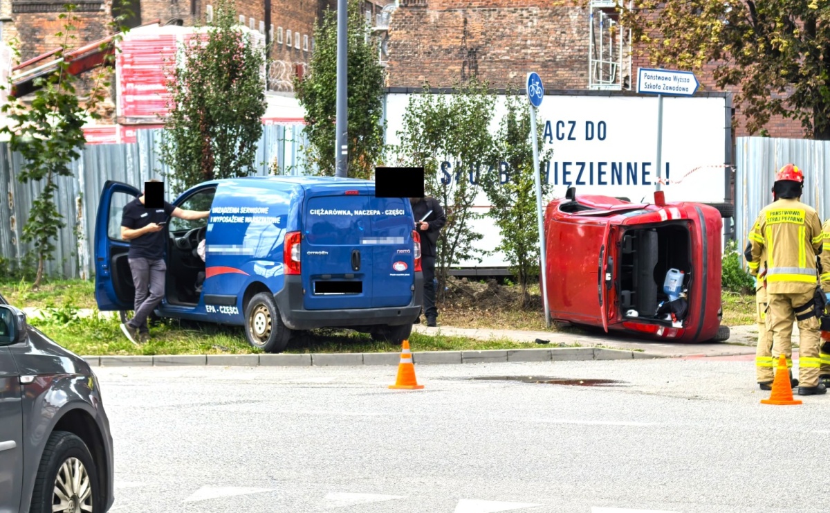 Citroen i fiat zderzyły się na skrzyżowaniu przy więzieniu [FOTO] - Serwis informacyjny z Raciborza - naszraciborz.pl
