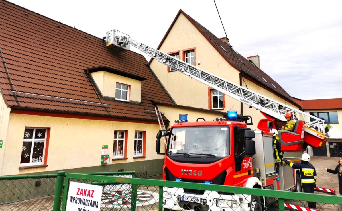 Nieszczelny dach przyczyną zalania sali lekcyjnej w Markowicach - Serwis informacyjny z Raciborza - naszraciborz.pl