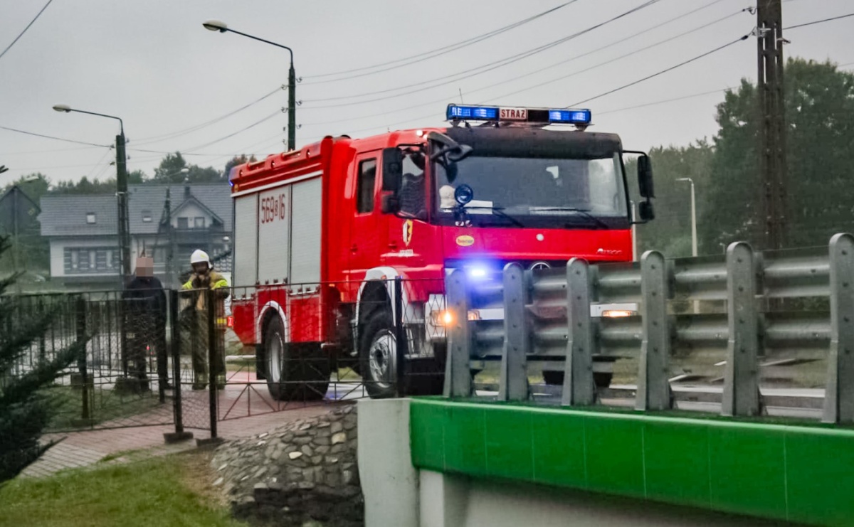 Raport 998. Spiętrzona woda na rzece w Nędzy. Plama na jezdni od Rzuchowa do Pszowa - Serwis informacyjny z Raciborza - naszraciborz.pl