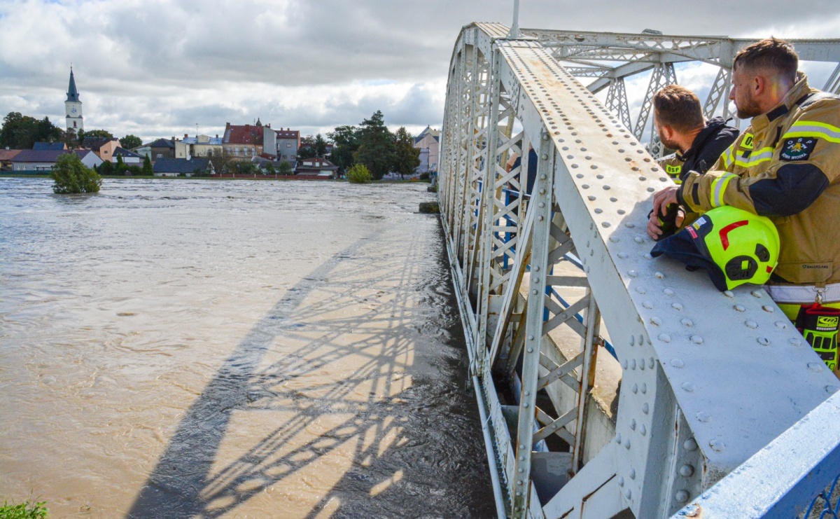 Powódź zagraża Chałupkom i Boguminowi – ewakuacja mieszkańców i intensywna akcja ratunkowa [FOTO i WIDEO] - Serwis informacyjny z Raciborza - naszraciborz.pl