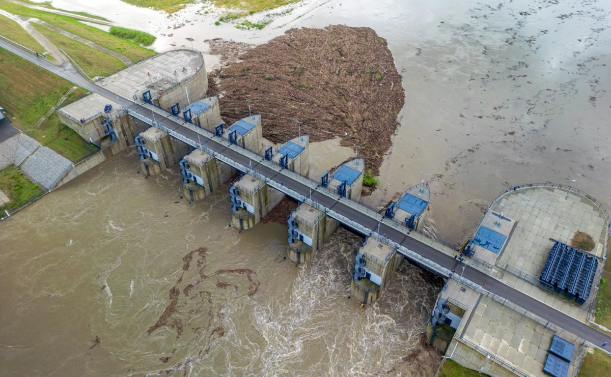 Wody Polskie zwiększyły odpływ ze zbiornika Racibórz. Służby spodziewają się dużej fali na Odrze [FOTO z drona i WIDEO] - Serwis informacyjny z Raciborza - naszraciborz.pl