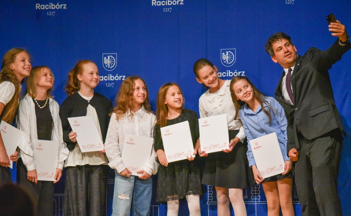 Ponad dwustu uhonorowanych. Wręczono raciborskie stypendia za wyniki w nauce [FOTO] - Serwis informacyjny z Raciborza - naszraciborz.pl
