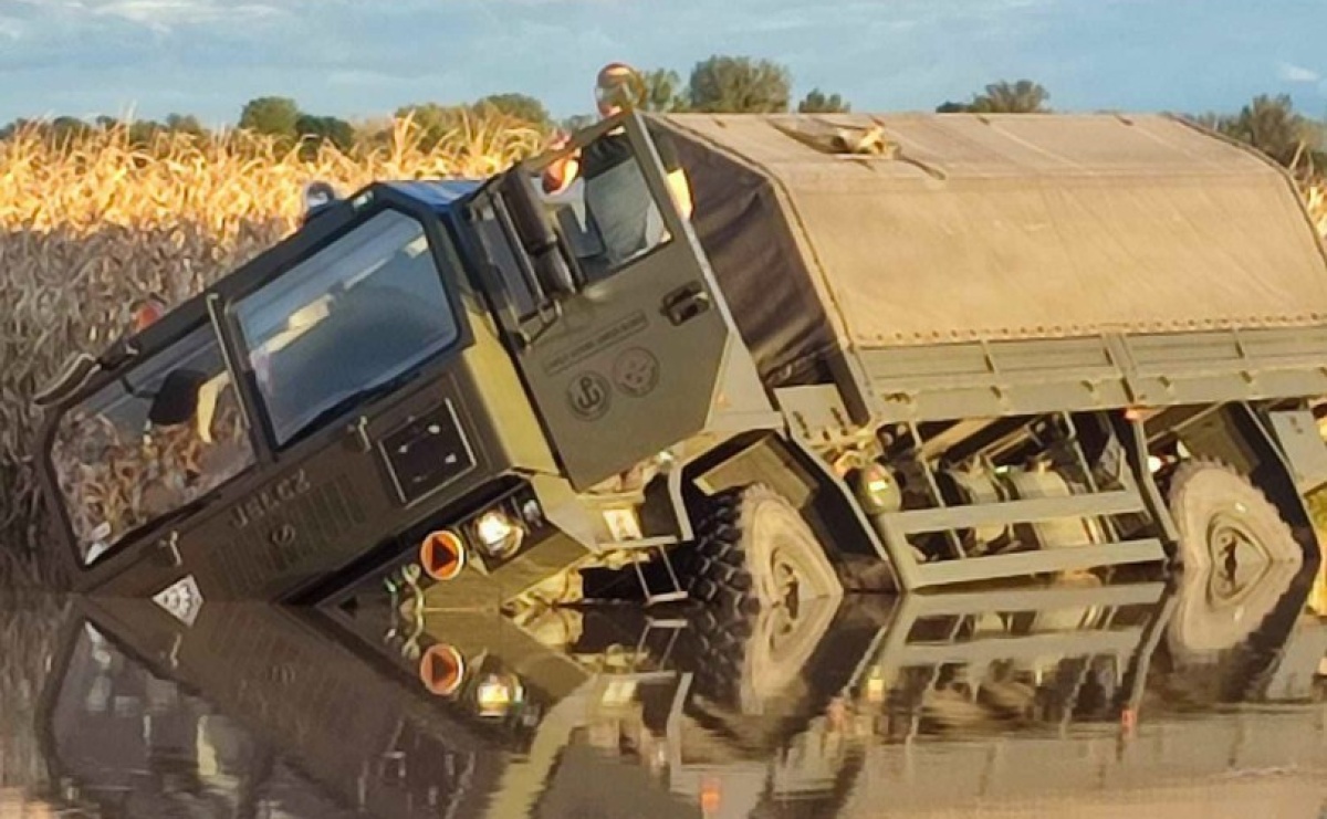 Wojskowy Jelcz utknął w Zabełkowie. Z pomocą pospieszyli rolnicy [FOTO] - Serwis informacyjny z Raciborza - naszraciborz.pl