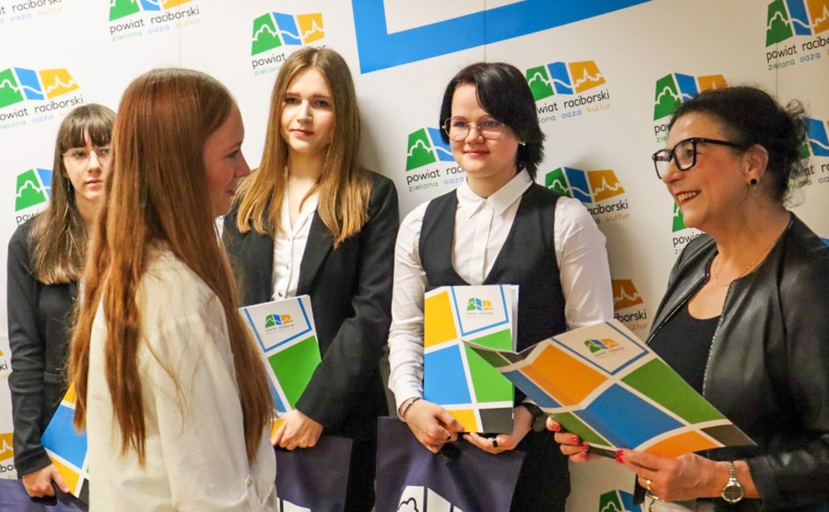 Starosta nagrodził najlepszych uczniów szkół podległych Powiatowi Raciborskiemu - Serwis informacyjny z Raciborza - naszraciborz.pl