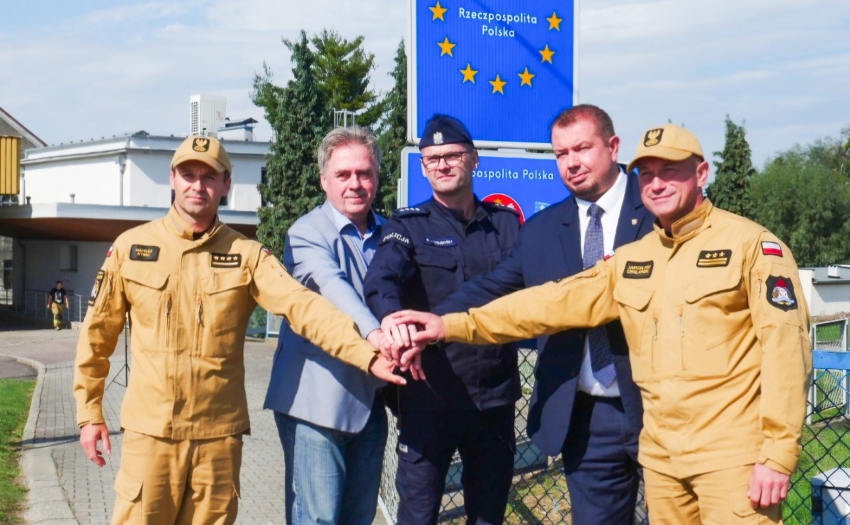 Wody opadają, a służby przybijają piątkę. Wielka woda przechodzi do historii - Serwis informacyjny z Raciborza - naszraciborz.pl