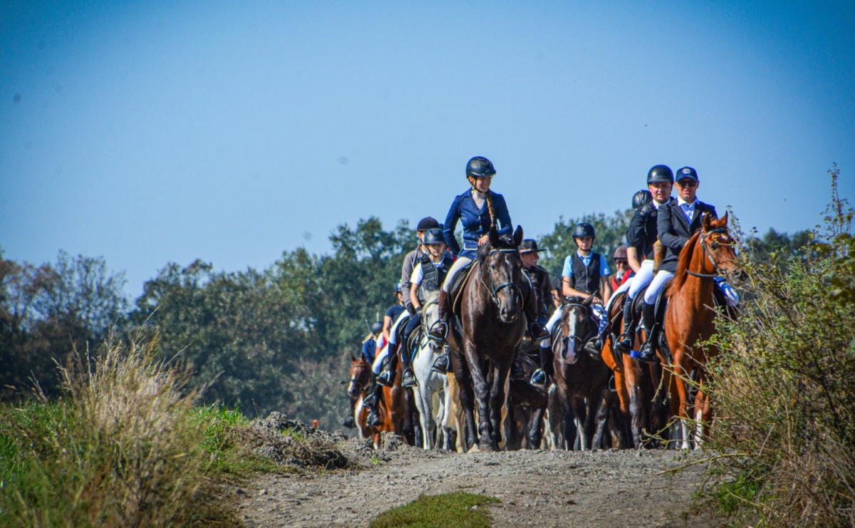 Słoneczny Hubertus w Żerdzinach. Lisią kitę zerwał Jakub Niedbała - Serwis informacyjny z Raciborza - naszraciborz.pl