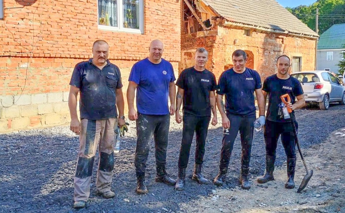 Raciborscy policjanci pomagali powodzianom z Głuchołaz w sprzątaniu - Serwis informacyjny z Raciborza - naszraciborz.pl