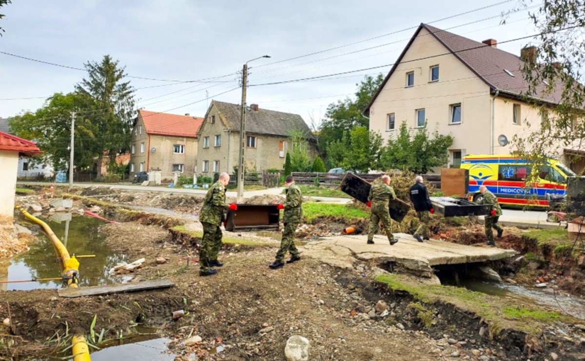 Funkcjonariusze Śląskiego Oddziału Straży Granicznej pomagają powodzianom - Serwis informacyjny z Raciborza - naszraciborz.pl