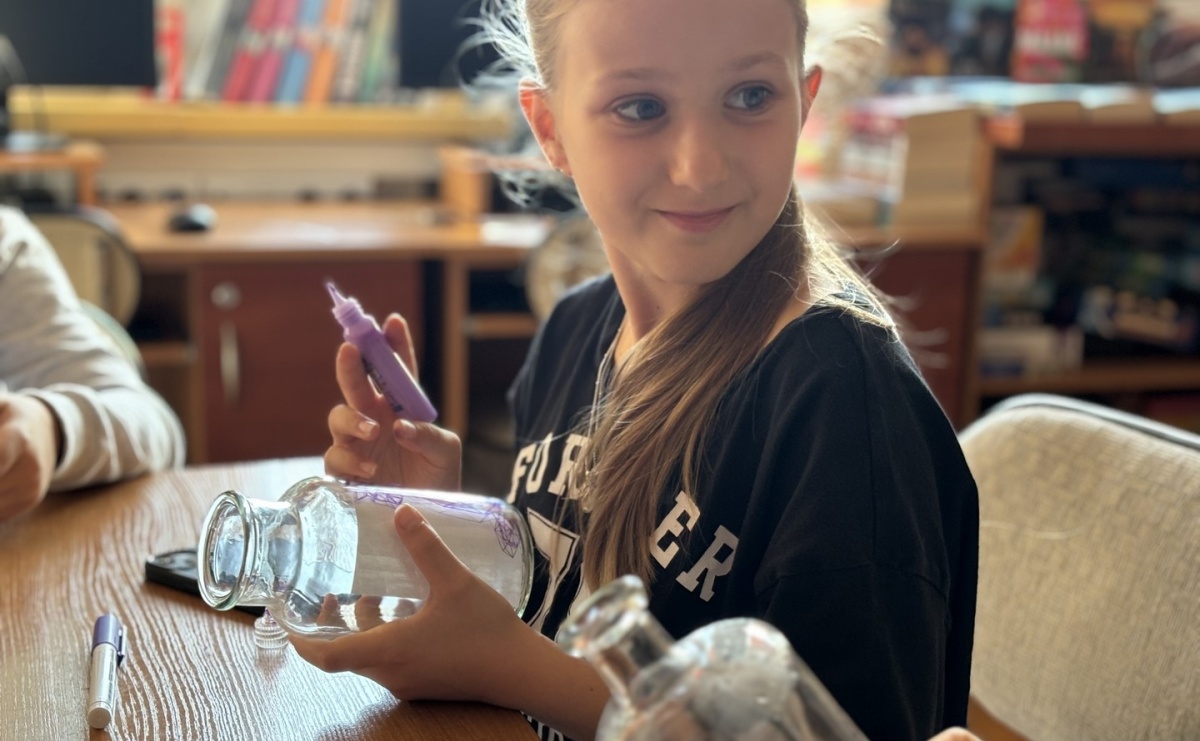 Warsztaty malowania na szkle w bibliotece w Ocicach - Serwis informacyjny z Raciborza - naszraciborz.pl