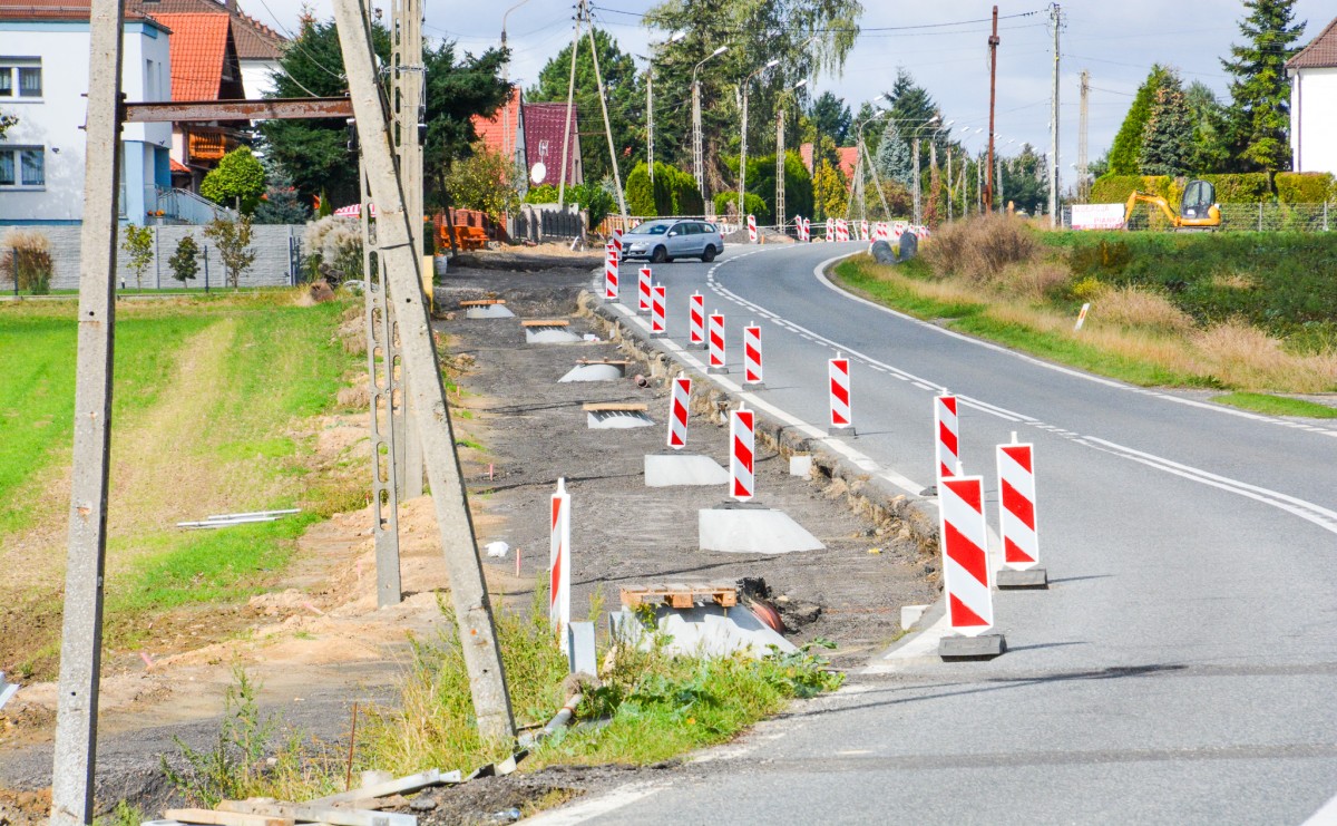 Trwa budowa ciągu pieszo-rowerowego w Miedoni [FOTO] - Serwis informacyjny z Raciborza - naszraciborz.pl
