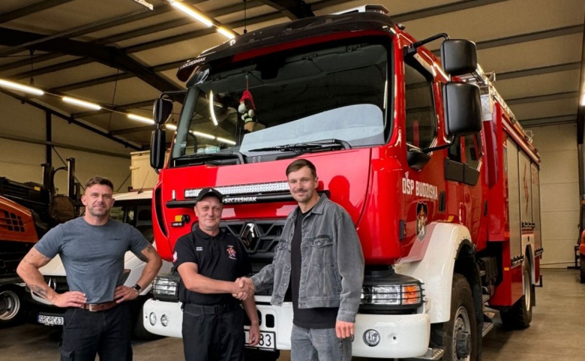 Lokalne firmy z wielkim sercem - darmowa odnowa lakieru wozu strażackiego OSP Budziska - Serwis informacyjny z Raciborza - naszraciborz.pl