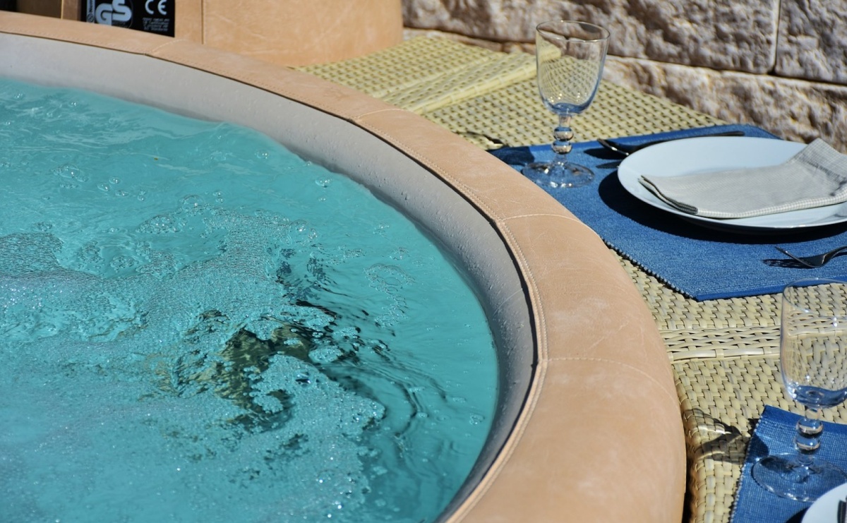 Relaks w środku zimy dzięki jacuzzi ogrodowemu - Serwis informacyjny z Raciborza - naszraciborz.pl