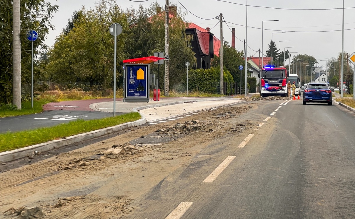 Wielkie sprzątanie na Rybnickiej przez nieuwagę kierowcy - Serwis informacyjny z Raciborza - naszraciborz.pl