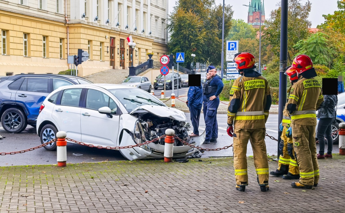 Citroen i toyota zderzyły się na skrzyżowaniu przy sądzie [FOTO] - Serwis informacyjny z Raciborza - naszraciborz.pl