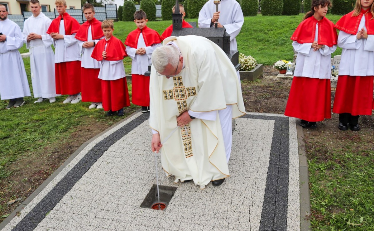 Dla przyszłych pokoleń. W ziemi przy kościele w Sławikowie umieszczono kapsułę czasu - Serwis informacyjny z Raciborza - naszraciborz.pl