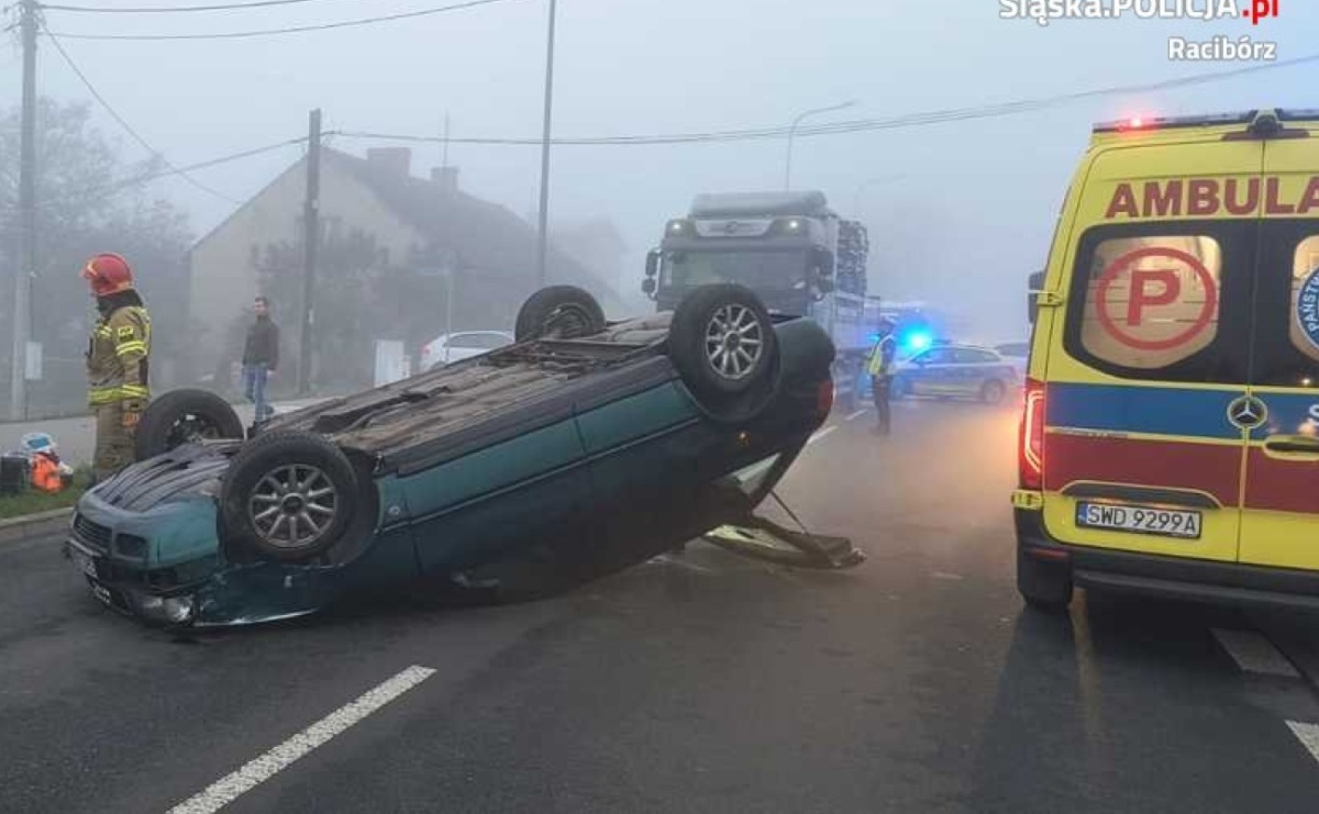 Szarża we mgle. Audi dachowało w Rzuchowie [FOTO] - Serwis informacyjny z Raciborza - naszraciborz.pl