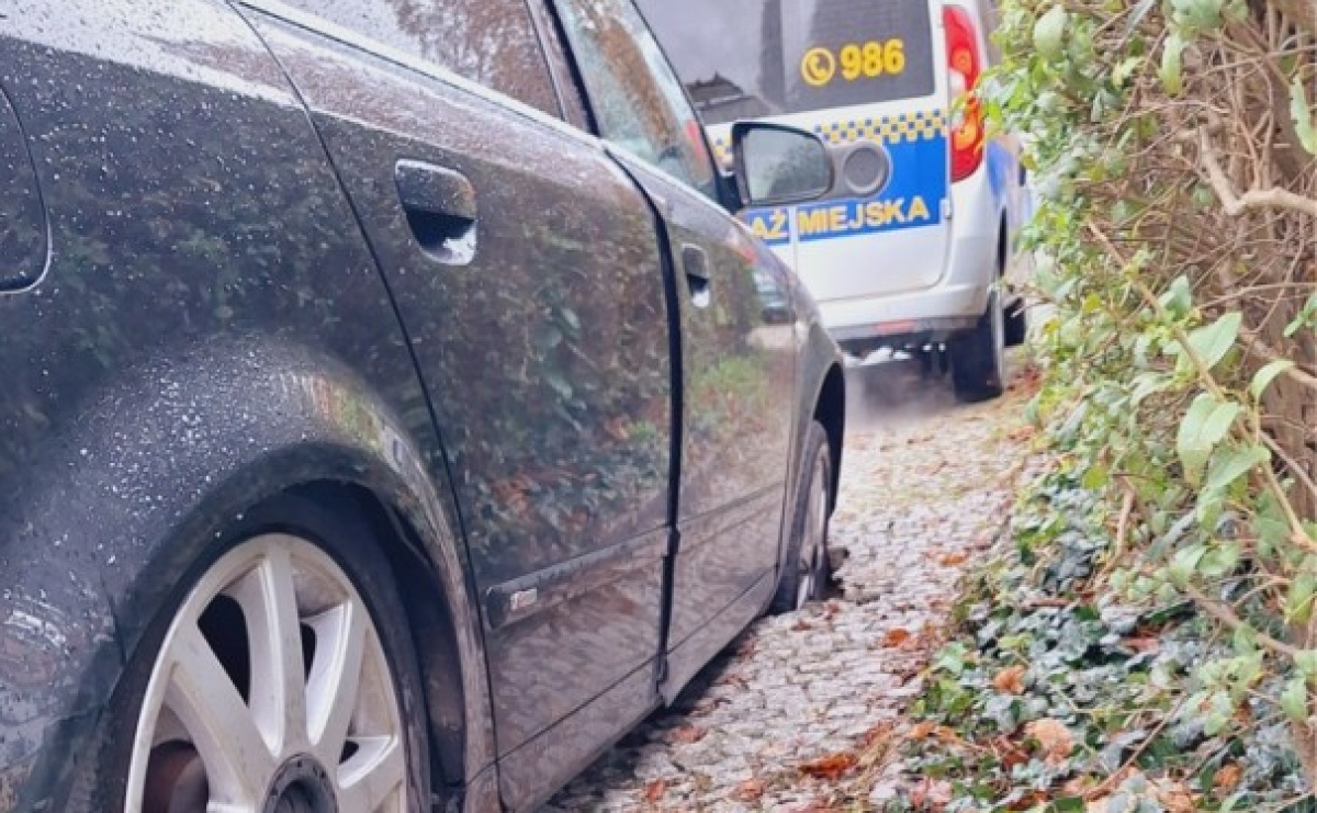 Tak wygląda grunt pod chodnikiem na Rzeźniczej. Koło utknęło w zapadlisku - Serwis informacyjny z Raciborza - naszraciborz.pl