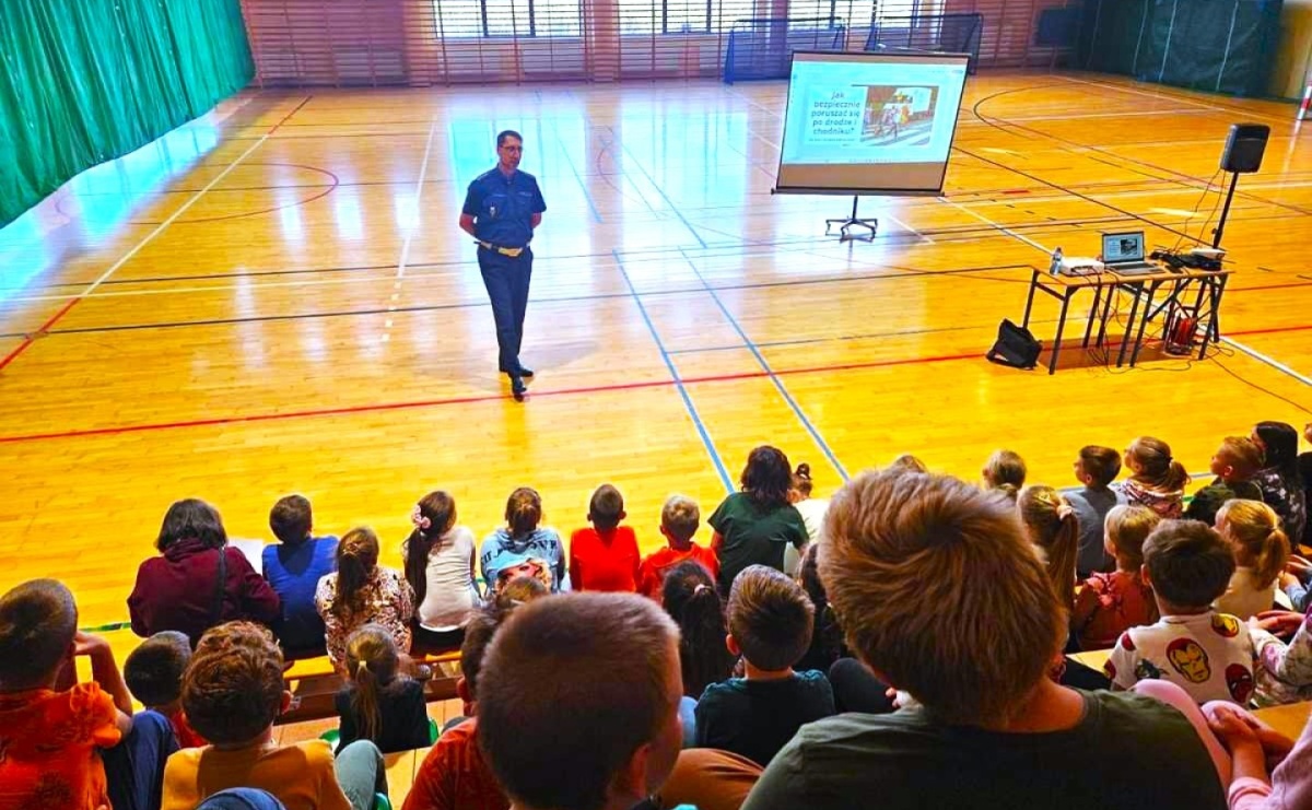 Policjant drogówki na spotkaniu z uczniami - Serwis informacyjny z Raciborza - naszraciborz.pl