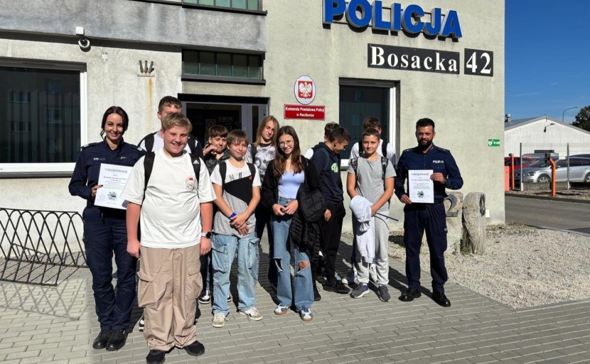 Uczniowie SP1 z wizytą w raciborskiej komendzie policji - Serwis informacyjny z Raciborza - naszraciborz.pl