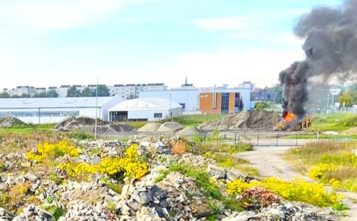 Pożar przy Komunalnej. Koparko-ładowarka poszła z dymem - Serwis informacyjny z Raciborza - naszraciborz.pl