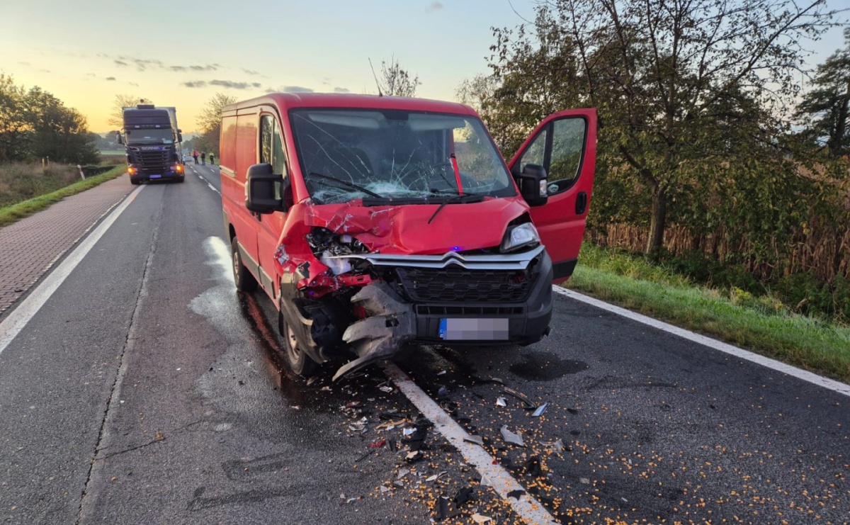 Bus uderzył w tył przyczepy na DK 45 w Roszkowie [FOTO] - Serwis informacyjny z Raciborza - naszraciborz.pl