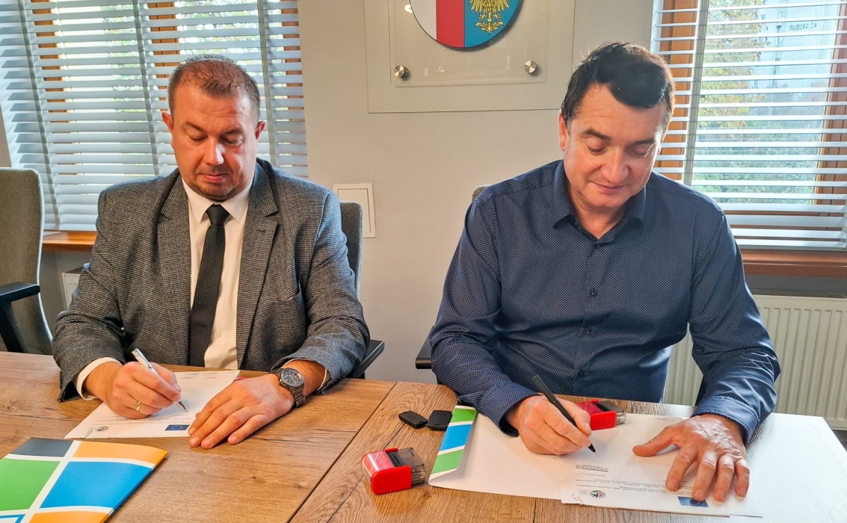 Starosta Raciborski podpisał umowę na modernizację dróg transportu rolnego w Lekartowie - Serwis informacyjny z Raciborza - naszraciborz.pl