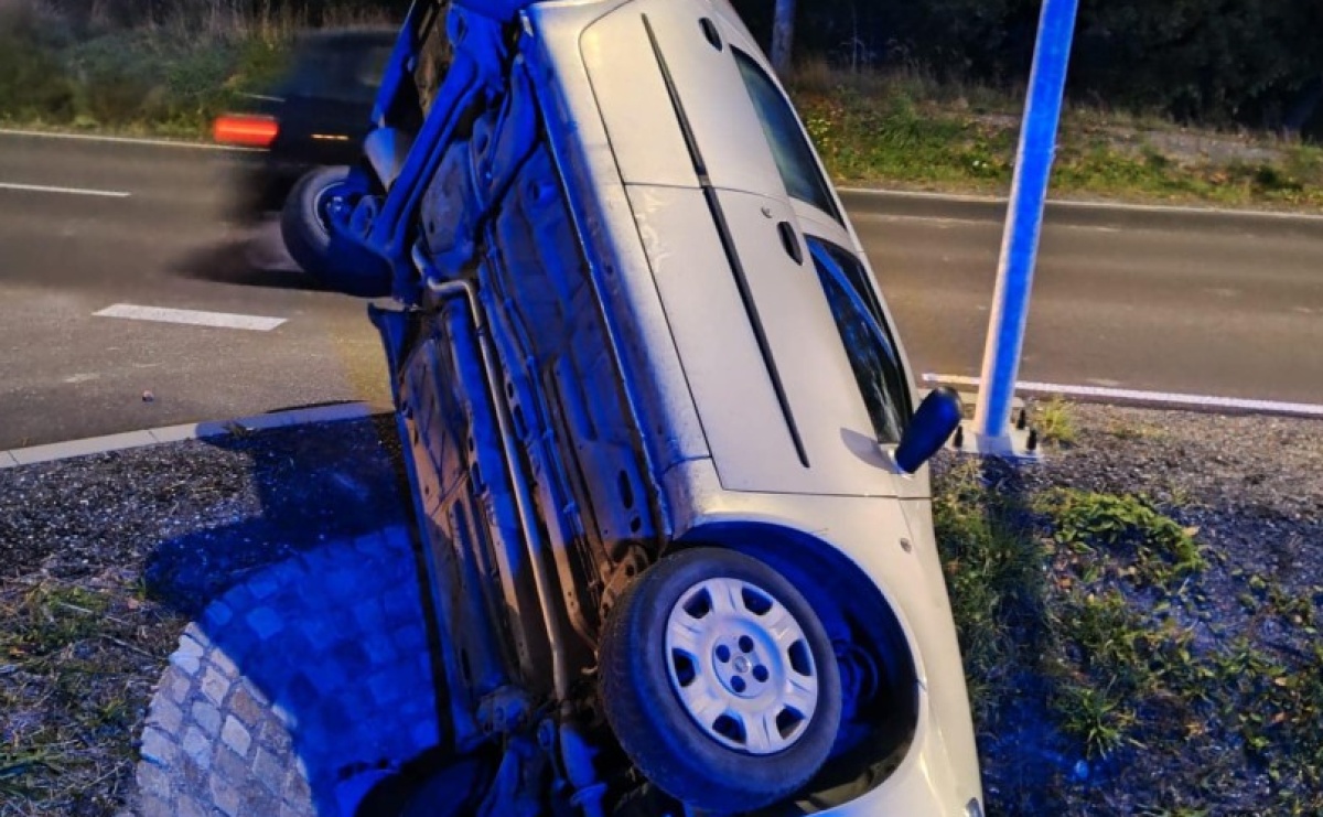 Fiat dachował w Pogrzebieniu. Policja szuka świadków - Serwis informacyjny z Raciborza - naszraciborz.pl