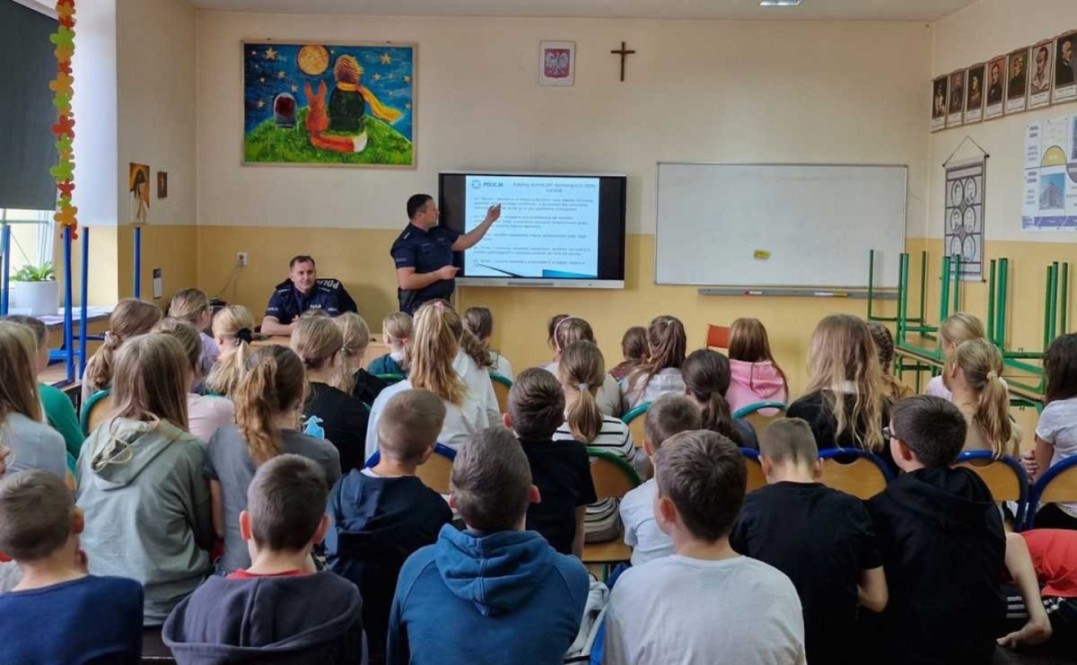 Uczniowie szkoły w Grzegorzowicach spotkali się z dzielnicowymi - Serwis informacyjny z Raciborza - naszraciborz.pl