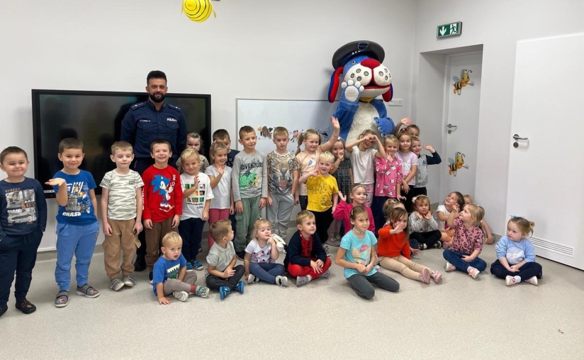 Policjant i Sznupek gośćmi przedszkolaków w Grzegorzowicach i Brzeźnicy - Serwis informacyjny z Raciborza - naszraciborz.pl